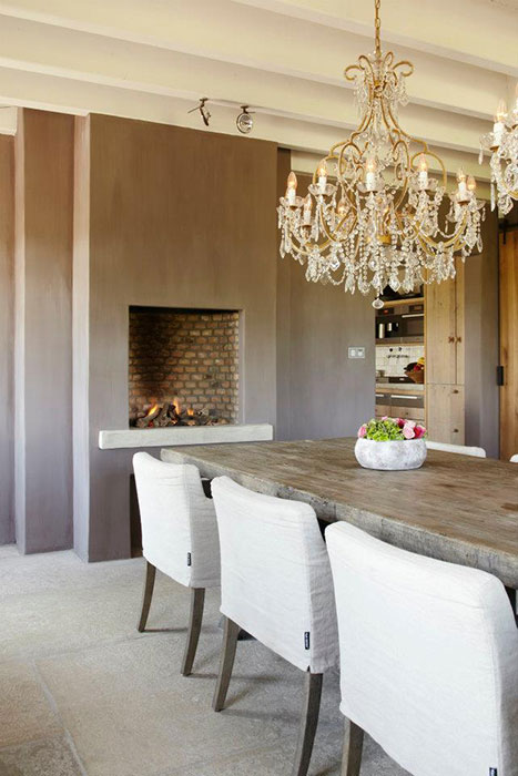 Salle à Manger Rustique Avec Cheminée, Tables En Bois Et