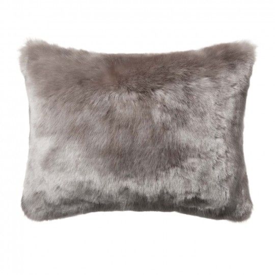 Un magnifique coussin en fausse fourrure pour réchauffer votre