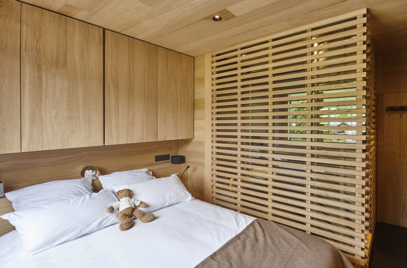 Chambre minimaliste en bois clair
