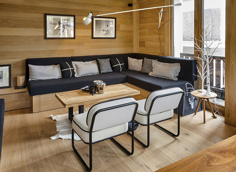 Salon en bois clair et mobilier contemporain